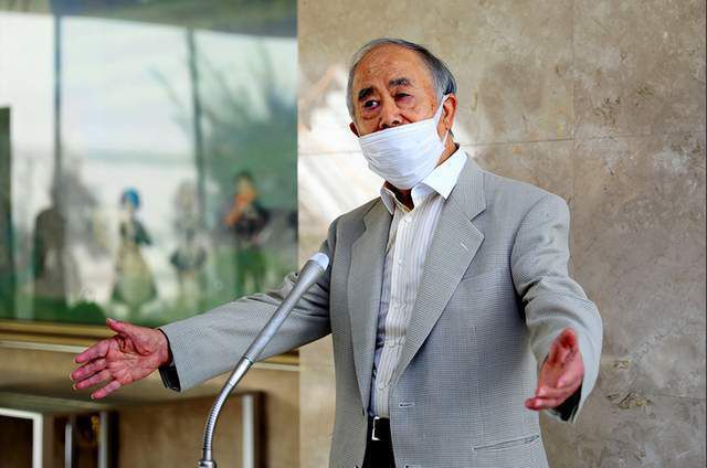 说罢，叶辰想起什么，又道：对了爷爷，我大舅人还在白金汉宫，我觉得他如果还想得到回春丹，就一定会想办法跟你联系，如果他找到你，千万别跟他透露我的情况。